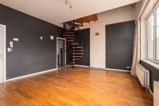 Het gebouw is gelegen op een gunstige ligging nabij het station van Haaltert en kortbij oprit in Aalst. Verder zijn de nodige winkels, scholen, openbaar vervoer, etc. op wandelafstand.<br /><br />Indeling gebouw:<br /><span>Gelijkvloerse verdieping:</span><br />Er zijn 2 studio's aanwezig, waarvan één met een afzonderlijke ingang.<br />De entiteit langs de voorzijde beschikt over een leefruimte, keuken, badkamer en ruime berging.<br />Degene langs de achterzijde beschikt over een leefruimte met open keuken en badkamer.<br /><span>1ste en 2de verdieping:</span><br />De eerste entiteit beschikt op de eerste verdieping over een leefruimte, met gesloten keuken en toilet. Op de tweede verdieping is er een slaapkamer en badkamer.<br />De tweede entiteit bestaat uit een ruime leefruimte met open keuken, berging en badkamer. De tweede verdieping biedt een slaapkamer.<br /><br />Het gebouw heeft in 2003 een grondige renovatie ondergaan (buitenschrijnwerk, elektriciteit, dak, centrale verwarming, etc.). Elk appartement beschikt over zijn eigen nutsvoorzieningen (individueel), met verwarming op aardgas.<br /><br />Entiteit 1: 43m² - EPC 425kWh/m²<br />Entiteit 2: 37m² - EPC 596kWh/m²<br />Entiteit 3: 66m² - EPC 306kWh/m²<br />Entiteit 4: 62m² - EPC 343kWh/m²<br /><br />Elke entiteit is voorzien van een eigen keuken en badkamer. Het gebouw dient opgefrist te worden.<br />Allen asbestveilig, conform elektriciteit en 3/4 conformiteitsattesten aanwezig.