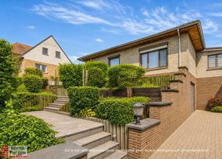 In de rustige Groenstraat 4 in Scherpenheuvel staat deze charmante open bebouwing op een perceel van 965 m². De woning uit 1972 is volledig gelijkvloers en ontvangt je in een brede inkomhal die toegang biedt tot de ruime leefruimte met een prachtige visgraat parketvloer. Aansluitend bevindt zich een lichtrijke veranda met groot schuifraam, verbonden met de moderne landelijke keuken. De woning beschikt over drie reeds ingerichte slaapkamers en een gemoderniseerde badkamer. Dankzij het EPC-label D en de aanwezige dak- en muurisolatie is er geen renovatieplicht.<br /><br />De woning biedt een bewoonbare oppervlakte van 179 m² en is onderkelderd, goed voor circa 136 m² extra ruimte, inclusief een ondergrondse garage en verschillende functionele kamers voor stockage of hobby’s. De grote, bewandelbare zolder biedt bovendien nog potentieel voor het creëren van twee à drie bijkomende slaapkamers of een ruime polyvalente verdieping. Verwarming gebeurt via stookolie, wat in combinatie met de goede isolatie zorgt voor aangenaam comfort.<br /><br />Buiten geniet je van een verzorgde tuin met een charmant vijvertje, ideaal om in alle rust te vertoeven. Deze stevige en verrassend ruime woning is perfect voor wie op zoek is naar een comfortabele én toekomstgerichte woonst op een aantrekkelijke locatie in Scherpenheuvel.<br /><br /><u><strong>INDELING</strong></u><br /><strong>Kelder:</strong> garage, wasplaats, gang, meerdere bergingen<br /><strong>Gelijkvloers:</strong> inkomhal, woonkamer, veranda, keuken, 3 slaapkamers, badkamer, apart toilet, traphal<br /><strong>Zolder:</strong> zolderruimte<br /><br />Wil je graag een bezoek ter plaatse en de charme van deze woning ontdekken? Mail naar sander@immopersyn.be of bel 013 444 008.