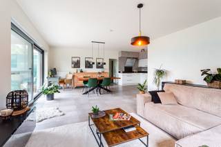 Dit instapklare appartement is gelegen op het gelijkvloers van een kleinschalige en verzorgde residentie in Zwijndrecht. De straat ligt in een rustige, groene omgeving met een aangename woonkwaliteit en toch vlak bij alle voorzieningen. Op wandelafstand vind je winkels, scholen, openbaar vervoer en het station van Zwijndrecht, dat zorgt voor een snelle verbinding met Antwerpen, Sint-Niklaas en de omliggende gemeenten. <br /><br />Bij het betreden van het appartement word je verwelkomd in een ruime inkomhal, die toegang biedt tot de leefruimte. Zodra je de leef- en eetkamer betreedt, valt meteen de ruimte en het licht op — grote raampartijen laten het daglicht overvloedig binnen, terwijl de kwalitatieve tegelvloer zorgt voor een moderne en tijdloze uitstraling. Vanuit de eetkamer stap je rechtstreeks naar de aangename koer/tuin. De moderne keuken sluit naadloos aan op de leefruimte en is volledig uitgerust met hoogwaardige toestellen en veel kastruimte. Aansluitend bevindt zich een praktische berging, ideaal voor het opbergen van boodschappen of huishoudtoestellen. Het appartement beschikt over drie volwaardige slaapkamers, elk met een rustige uitstraling en aangename lichtinval. De verzorgde badkamer is uitgerust met een douche, lavabomeubel en verwarmingsrek, en een apart toilet vervolledigt het geheel. Tot slot is er een kelderberging van ca. 12 m², die extra opbergruimte biedt.