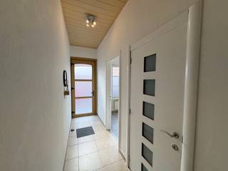 <p>Ben je op zoek naar een woning met een uitstekende ligging, veel lichtinval en twee slaapkamers? Deze gesloten bebouwing in Aalst biedt het allemaal!</p><p><strong>Kenmerken van de woning:</strong></p><ul><li><p><strong>2 ruime slaapkamers</strong> die je helemaal naar wens kunt inrichten</p></li><li><p><strong>Veel lichtinval</strong> dankzij de grote ramen die de woning een aangename, luchtige sfeer geven</p></li><li><p><strong>Wandelafstand van het centrum</strong> van Aalst – ideaal voor wie houdt van de nabijheid van winkels, restaurants, en openbaar vervoer</p></li><li><p><strong>Gezellige sfeer</strong> met een efficiënte indeling, perfect voor zowel een alleenstaande als een klein gezin</p></li></ul><p>De woning is gelegen in een rustige straat, maar toch dicht bij het bruisende stadscentrum. Geniet van alle voordelen van het stadsleven, maar zonder het drukke verkeer en de lawaaiige omgeving.<br /><br />Het centrum van Aalst is vlakbij, met een uitstekende bereikbaarheid van zowel winkels als openbaar vervoer, zodat je altijd snel overal kunt zijn.<br /><br />De huurprijs bedraagt 1050€ - Onmiddellijk beschikbaar</p>