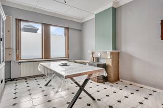 Gesloten woning met afzonderlijke studio met huisnummer 39A (kangoeroe wonen is mogelijk!), afzonderlijke garage en stadstuintje op gegeerde locatie in Oostakker. De woning is te renoveren en bevat op het gelijkvloers een inkomhal, een ruime leefruimte, een ruime basis keuken, een badkamer met twee lavabo’s, een bad en een toilet en een wasplaats/berging. Op de eerste verdieping is er een nachthal, twee ruime slaapkamers en een kleine slaapkamer en op de tweede verdieping is er nog een ruime in te richten zolderkamer. De woning beschikt over alle comfort en wordt centraal verwarmd met stookolie. Het buitenschrijnwerk bestaat uit hout met dubbel glas en rolluiken. Er is eveneens een afzonderlijk toegankelijke studio met leefruimte en keuken, een slaapkamer en een badkamer met lavabo, douche en toilet. De totale oppervlakte van het perceel is 289m².<br />Wil u deze charmante te renoveren woning met heel wat potentieel in Oostakker bezoeken? Stuur dan een mail naar gunther@loimmo.be en wij nemen contact met u op.