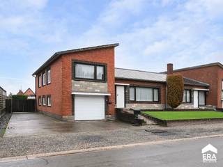  Zeer goed onderhouden gezinswoning met 3 slaapkamers en 2 garages op een ruim perceel van 9a71ca te Hechtel. Troeven: * Ruime woning: 190m²...