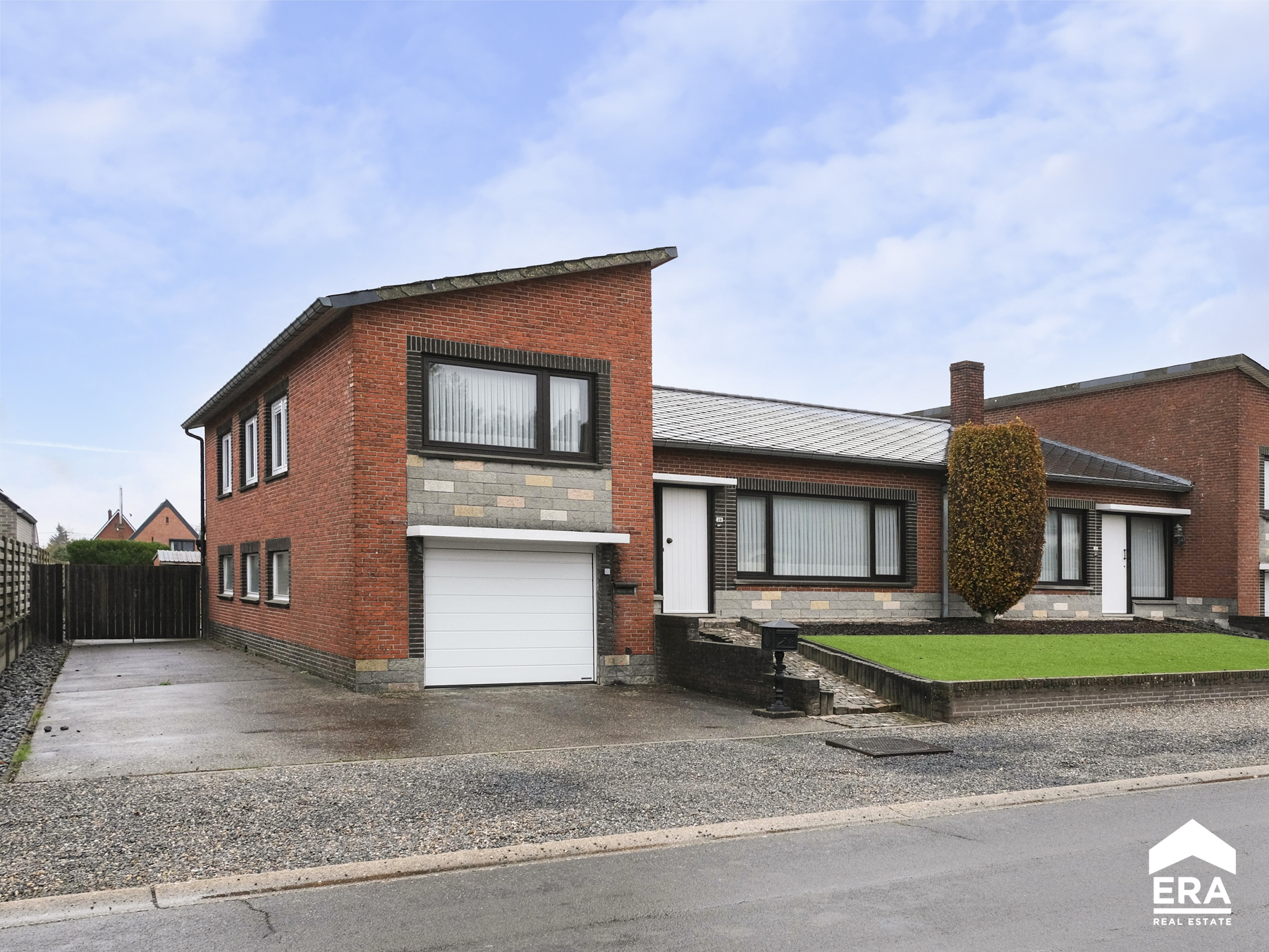 Woning met 3 slaapkamers, 2 garages en stalling in Hechtel - foto 1