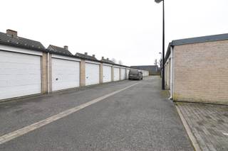 Gelegen in de Zuidveldstraat, in het centrum van Sint-Andries, gebouwd in 2006.<br />Garagebox met geïsoleerd dak en elektrisch bediende sectionale poort met afstandsbediening. <br />Buitenafmetingen: 3,20 m x 5,75 m.<br />Binnenafmetingen: 3,07 m x 5,33 m.<br />Hoogte poort: 2,12 m. <br />Beschikbaar bij akte