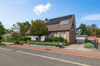 <div><div> <p>Open bebouwing met garage op toplocatie.</p><p>Deze goed onderhouden open bebouwing is gelegen op een perceel van 616 m² en beschikt over een ruime en veelzijdige indeling met onder meer een slaapkamer en badkamer op het gelijkvloers, twee zeer ruime slaapkamers op de eerste verdieping en een volledige onderkeldering. Via de inkomhal met afzonderlijk toilet komen we in de leefruimte met parketvloer en inbouwcassette. Aansluitend bevindt zich de ingerichte open keuken. Verder zijn er op het gelijkvloers een wasplaats, een slaapkamer met ingerichte dressing, een badkamer met ligbad, inloopdouche, toilet en dubbele wastafel en een extra kamer die kan worden gebruikt als slaapkamer of bureau. Op de eerste verdieping bevinden zich twee ruime slaapkamers van elk 26 m², beide voorzien van inbouwkasten. De ruime overloop biedt bovendien de mogelijkheid om nog extra kamers te creëren. Verder is er een tweede badkamer met douche, wastafelmeubel en toilet. De woning is volledig onderkelderd en beschikt hierdoor over bijzonder veel bergruimte. Daarnaast is er een bergzolder en een afzonderlijke garage met automatische poort. De elektriciteit is conform en de woning beschikt verder over zonnepanelen, een condensatieketel op gas, airconditioning en een alarmsysteem. Alle ramen werden in 2005 vernieuwd. </p></div> </div>