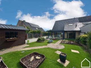 Deze mooie woning gelegen in een rustige wijk van Izegem biedt een ideale combinatie van comfort en ruimte. De woning staat op een perceel van 396 m² en met drie ruime slaapkamers is dit een perfecte gezinswoning/investering.<br /><br />ONTDEK DE VASTGOEDVIDEO; https://youtube.com/embed/qNUX9mAry2k<br /><br />indeling:<br /><br />Inkomhal (4,9m²) - apart toilet (1,5m²) - leefruimte (40,72m²) - uitgeruste keuken met inductiekookplaat, wastafel, microgolf en frigo (14,2m²) - aparte wasberging met ingebouwde kasten (10,58m²) - veranda met airco (16m²) - oprit (16,7m²) - binnen staanplaats (71m²) - tuin (xxx) - tuinberging/ garage (20m²) <br /><br />1ste verdieping <br /><br />Nachthal (7,4m²) - badkamer met ligbad, douchecel, enkele wastafel en toilet (6,64m²) - 3 SLPKS (14,9m² - 11,2m² - 11,1m²)<br /><br />2de verdieping<br /><br />Zolder (22,1m²)<br /><br />Verdieping -1:<br /><br />Droge kelder (6m²)<br /><br />Extra: Overal centrale verwarming asbestveilig, gunstig EPC, conforme elektriciteit,...<br /><br />Interesse in deze woning? Contacteer Maxim via 0474/40.15.79 of via mail maxim@partnersinvastgoed.be<br /><br /><br />