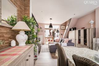 Quares - TREVI Groep presenteert :<br />Ruime comfortabele instapklare woning met 4 slaapkamers en koertje <br /><br />Deze ruime comfortabele instapklare woning werd door de jaren heen gerenoveerd waarbij in 2010 de volledige binnenkant van de woning werd onderhanden genomen. Wat opvalt in de volledige woning is de aanwezigheid van natuurlijke lichtinval. Dit wordt gecreëerd doordat de gelijkvloerse verdieping volledig werd opengetrokken en dus volledig doorzon is. Door de rustige maar centrale ligging is de woning tevens een ideale uitvalsbasis naar de stad en alle belangrijke invalswegen. <br /><br />Indeling<br /><br />Via de inkomhal kan je de woning betreden. De living, eetruimte en keuken zijn volledig open getrokken waardoor u een optimale lichtinval hebt in combinatie met een enorm ruimte gevoel. De living situeert zicht centraal in de woning en geeft toegang tot de eetkamer vooraan en de leefkeuken die centraal staat. De keuken beschikt over heel wat werk- en kastruime en aan het eiland is het ideaal om te ontbijten of apertitieven. Aangrenzend aan de keuken bevindt zich de bijkeuken waar tevens heel wat opbergruimte voorzien is. Deze geeft toegang tot het kleine koertje dat op zijn beurt toegang geeft aan de wasberging. Aangrenzend aan de keuken bevindt zich de badkamer met ruime inloopdouche, lavabo en toilet.<br /><br />Via de trap kan je naar de eerste verdieping waar zich de masterbedroom bevindt. De tweede slaapkamer is een doorloopkamer met toegang naar de zolder en is naast slaapkamer ook ideaal als bureau of speelruimte.<br /><br />Op de tweede verdieping bevinden zich twee ruime slaapkamers waarvan één met mezannine. <br /><br />Ligging <br /><br />De woning ligt in een rustige straat die zeer centraal gesitueerd is tegen R6, E19 en andere invalswegen. Deze buurt heeft een waaier aan voorzieningen, zoals scholen, winkels, diensten, cultuur, sport, openbaarveroer,... allen op wandel/fietsafstand.