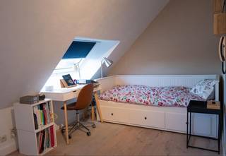 SEULEMENT POUR LES ÉTUDIANTS : Ce studio sur le toit est situé au quatrième étage d'une petite résidence sur l'avenue verte du Cardinal Mercier. Il est entièrement meublé avec un lit double, un bureau, une table, une kitchenette intégrée avec réfrigérateur-congélateur, micro-ondes, four. Salle de bain avec douche et lavabo. Toilettes séparées à côté du studio, qui peuvent également être utilisées comme pièce de rangement supplémentaire. Abri à vélos commun à l'arrière du bâtiment.<br />Situation tranquille à 5 minutes du centre de Louvain, d'Arenberg et d'Heverlee. <br />Disponible à partir du 1/9/2026<br />Loyer 650 € + 100 € de provision pour les charges et l'internet (rapide).