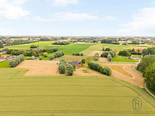 <p>Prachtig gelegen karaktervolle vierkantshoeve met prachtige verzichten, op een perceel van maar liefst 2,45 hectare.</p><p>Op slechts 2 minuten van Ronse bevindt zich deze authentieke vierkantshoeve met een uitzonderlijk potentieel. <br />Gelegen op een prachtig perceel van maar liefst 24.470 m², geniet u hier van absolute rust, privacy en adembenemende vergezichten over het omliggende landschap.</p><p>Deze eigendom vormt de ideale basis voor wie op zoek is naar ruimte, karakter en de mogelijkheid om een unieke woonomgeving te creëren. De hoeve kan verder afgewerkt worden volgens eigen smaak en wensen, waardoor u de vrijheid krijgt om uw droomproject volledig naar uw hand te zetten.</p><p>Daarnaast beschikt het geheel over een handige grote schuur waarvan de daken reeds vernieuwd werden, een belangrijke meerwaarde die meteen tal van mogelijkheden biedt.</p><p>Troeven van deze eigendom:<br />✔ Perceel van maar liefst 24.470 m²<br />✔ Authentieke vierkantshoeve met karakter<br />✔ Slechts 2 minuten van Ronse<br />✔ Rustige ligging met maximale privacy<br />✔ Prachtige vergezichten rondom<br />✔ Naar eigen smaak af te werken<br />✔ Grote schuur met vernieuwde daken<br />✔ Tal van mogelijkheden voor wonen, werken, opslag of hobby's</p><p>Een zeldzame opportuniteit voor liefhebbers van ruimte, natuur en authentieke charme. Laat u verrassen door de mogelijkheden die deze unieke eigendom te bieden heeft.</p>