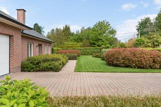 <p><strong>Instapklare laagbouwvilla met 3 slaapkamers, ruime zolder en prachtig aangelegde tuin in Putte.</strong></p>
<p><strong>Rustig wonen in het groen op een perceel van 1.686 m²<br /></strong>Bent u op zoek naar een instapklare, gelijkvloerse woning met veel lichtinval, een praktische indeling en een prachtige zuid-gerichte tuin?<br />Dan is deze open bebouwing, gelegen in een rustige doodlopende straat aan de Dennenlaan 12 te Putte, absoluut een bezoek waard.</p>
<p>Deze kwalitatief gebouwde bungalow uit 1988 bevindt zich op een mooi perceel van maar liefst 1.686 m² en combineert wooncomfort, privacy en uitbreidingsmogelijkheden.</p>
<p>Dankzij de grote raampartijen geniet u overal van een aangename natuurlijke lichtinval en een mooie connectie met de tuin.</p>
<p><strong>Indeling:<br /></strong>Via de inkomhal betreedt u de ruime en lichtrijke leefruimte met gezellige zithoek en eetplaats. Aansluitend bevindt zich de aparte eetkeuken met uitzicht op de tuin en rechtstreekse toegang tot het terras.</p>
<p>Verder beschikt de woning over:</p>
<ul>
<li>3 volwaardige slaapkamers op het gelijkvloers</li>
<li>Badkamer met ligbad, douche en dubbele lavabo</li>
<li>Afzonderlijk gastentoilet</li>
<li>Praktische wasruimte/berging</li>
<li>Inpandige garage met automatische poort</li>
</ul>
<p><strong>Grote zolder met uitbreidingspotentieel:<br /></strong>Op de verdieping bevindt zich een bijzonder ruime zolder van circa 89 m². Deze ruimte biedt tal van mogelijkheden voor wie extra slaapkamers, een bureau, hobbyruimte of polyvalente ruimte wenst te creëren.</p>
<p><strong>Buitenleven in alle rust:<br /></strong>De volledig omheinde en fraai aangelegde tuin vormt een echte meerwaarde. Dankzij de verschillende terrassen, de jacuzzi en de groene omgeving geniet u hier in alle privacy van rust en ontspanning.</p>
<p>Bovendien wandelt of fietst u via het nabijgelegen bos rechtstreeks naar het centrum van Grasheide.</p>
<p><strong>Troeven:</strong><br />✔ Groene en kindvriendelijke omgeving<br />✔ Elektrische installatie conform AREI<br />✔ Dak afgewerkt met natuurleien<br />✔ Vernieuwde dakgoten<br />✔ Zuidgerichte tuin<br />✔ Volledig gelijkvloers wonen mogelijk<br />✔ Ruime zolder met uitbreidingsmogelijkheden<br />✔ Inpandige garage en ruime oprit<br />✔ Rolluiken aanwezig (elektrisch in de keuken)<br />✔ Zonneluifel met afstandsbediening<br />✔ Veel natuurlijke lichtinval<br />✔ Instapklare woning met enorm potentieel</p>
<p><strong>Kenmerken:</strong></p>
<ul>
<li>Bouwjaar: 1988</li>
<li>Perceeloppervlakte: 1.686 m²</li>
<li>Bewoonbare oppervlakte: ca. 240 m²</li>
<li>Open bebouwing</li>
<li>3 slaapkamers</li>
<li>Inpandige garage</li>
<li>Ruime zolderverdieping</li>
</ul>
<p><strong>Interesse?</strong> Wenst u meer informatie of een bezoek ter plaatse?<br />Contacteer onze vastgoedverantwoordelijke via <strong>015 70 70 00</strong> of mail naar <strong>keerbergen@deboerenpartners.be</strong></p>