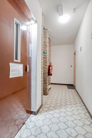 Op de tweede verdieping van dit verzorgd gebouw aan het Poortveldenplein in Aarschot bevindt zich dit te renoveren appartement met een...