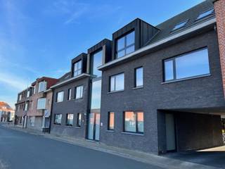 Dit royaal appartement van 131 m² biedt een comfortabele leefruimte. De semi-open keuken is voorzien van een vaatwasser, koelkast en oven. De...