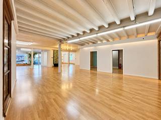<p>VEELZIJDIGE EIGENDOM met OPEN HANDELSRUIMTE van circa 150 m² en RUIM APPARTEMENT met 4 SLAAPKAMERS, centraal gelegen in Eine! Dankzij de UITSTEKENDE VISIBILITEIT en VLOTTE VERBINDING naar de N60, Oudenaarde en Gent geniet u hier van een OPTIMALE BEREIKBAARHEID. De RUIME, OPEN HANDELSRUIMTE biedt TAL VAN MOGELIJKHEDEN voor onder meer een DANSSCHOOL, PILATESSTUDIO, PERSONAL TRAINING, KINESISTENPRAKTIJK of andere professionele activiteiten. Verder beschikt het gelijkvloers over een aparte bureauruimte, berging en toilet. Het pand is bovendien VOLLEDIG ONDERKELDERD, ideaal als EXTRA STOCKAGERUIMTE. Op de eerste verdieping bevindt zich een RUIM APPARTEMENT met lichtrijke leefruimte, ingerichte keuken, badkamer, wasplaats en 4 SLAAPKAMERS. Mits modernisering biedt deze eigendom ENORM VEEL POTENTIEEL voor wie WONEN EN WERKEN wil combineren of op zoek is naar een INTERESSANTE INVESTERING!<br /><br /><u>Sommige beelden in deze publicatie werden met behulp van artificiële intelligentie gegenereerd!</u><br /><br />Adres: Nestor de Tièrestraat 145 te Eine (Oudenaarde)<br /><br />EPC: Label C &amp; D, G-score en P-score D, (geen) renovatieverplichting van toepassing</p>