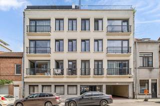 Deze leuke studio onderging in 2014 een totaalrenovatie met kwalitatieve materialen en een luxueuze afwerking. De studio is gelegen aan de rustige achterzijde van het gebouw. Het zuidgerichte terras met open zicht op groen is een absolute meerwaarde.<br /><br />De studio is momenteel niet verhuurd en aldus meteen beschikbaar voor het nieuwe academiejaar.<br /><br />U komt binnen in een open en lichtrijke leefruimte dewelke plaats biedt voor een salon, een eetplaats, een bureau en een dubbel bed. De aparte en hoogwaardige keuken met een stenen werkblad is volledig uitgerust. De badkamer is een pareltje met een prachtige inloopdouche en dito wasmeubel. Het terras sluit aan bij de leefruimte, is goed georiënteerd en biedt zicht op groen. Alle kranen(keuken/badkamer) werden recent vernieuwd!<br /><br />In de ondergrond beschikt de studio over een ruime bergruimte met elektriciteit en achter het gebouw is de overdekte autostaanplaats nummer 4 inbegrepen in de prijs. Hier is ook een gemeenschappelijke fietsenberging voorzien. <br /><br />Verlichting en gordijnen inbegrepen. Totaalconcept!<br /><br />EPC 185kWh(B-label)! Elektriciteit conform! Asbestveilig!<br /><br />Indien u deze leuke studio graag bezoekt dan kan u mij steeds bereiken op vincent@immojanstas.be of op 0477284876.<br /><br />Bijkomende info (EPC, bodemattest, elektriciteitsattest, enz...) kan U hier downloaden ↓