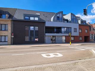 <p>Een gelijkvloers appartement bestaande uit een ruime woonkamer met open, ingerichte keuken, 2 ruime slaapkamers, badkamer, bergplaats, terras, tuintje (voorzien van kunstgras), 1 autostaanplaats, gezamenlijke fietsenberging.</p>