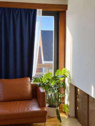 TE HUUR - ZWIJNAARDE. Op de tweede verdieping van een gebouw bevindt zich dit ruime appartement met twee volwaardige slaapkamers. De lichte woonkamer ademt karakter dankzij de warme parketvloer en biedt alle ruimte voor een gezellige zit- en eethoek. De vintage uitstraling geeft het appartement een eigen charme.<br /><br />Vanuit de inkomhal bereikt u het aparte toilet, de woonkamer, de keuken met aansluitende berging, de twee ruime slaapkamers en de badkamer. Een aangename plek voor wie houdt van licht, ruimte en een interieur met karakter.<br /><br />Huurprijs: € 940 per maand, plus € 70 algemene kosten per maand. Een garage kan optioneel bijgehuurd worden voor € 75 per maand.<br />EPC: Label B: cide 0003608721_RES1