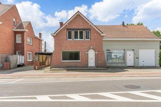 Charmante, te renoveren HOB met 2 ruime slaapkamers en aangename, zuidwest gerichte tuin van 384m². Elektriciteit is conform! EPC Label-F...