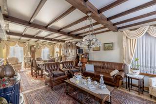 <h3>Karaktervolle landelijke woning met prachtig perceel van 1.080 m²</h3>
<p>FLOR Vastgoed presenteert deze charmante landelijke woning met authentieke elementen, gelegen op een bijzonder breed perceel van maar liefst 1.080 m² in Grobbendonk.</p>
<p>De woning werd steeds zeer goed onderhouden en beschikt over een ruime woonkamer met aansluitend een solide eiken keuken met alle toestellen en handige voorraadkast. Verder zijn er een badkamer met inloopdouche en drie volwaardige slaapkamers.</p>
<p>De ruime garage met extra berging en grote zolder bieden heel wat bijkomend potentieel. Mits renovatie kan hier eventueel extra leef- of slaapruimte worden gecreëerd.</p>
<p>Buiten is de prachtige volwassen tuin een absolute troef. Het brede perceel, de landelijke uitstraling en de solide basis maken van deze woning een eigendom met bijzonder veel mogelijkheden en potentieel na renovatie.</p>
<p>Troeven: 1.080 m² perceel – 3 slaapkamers – volwassen tuin – ruime garage – grote zolder – authentieke elementen – zeer goed onderhouden – veel renovatiepotentieel.</p>
<p>Renovatieplicht van toepassing.</p>
<p>FLOR Vastgoed – For Love of Real Estate</p>
