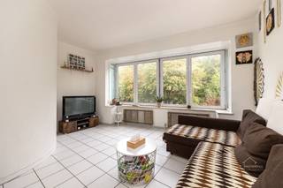 <h3><span>Lichtrijk 2-slaapkamerappartement met ruim terras</span></h3><p><span>Welkom in dit verzorgd en lichtrijk appartement op de </span><span>1e verdieping</span><span>, gunstig gelegen in Mortsel. </span></p><p><span>De praktische indeling, grote raampartijen en aangename buitenruimte maken dit een interessante eigendom voor zowel eigen bewoning als investering. De leefruimte geniet dankzij de grote raampartijen van veel natuurlijke lichtinval en een aangenaam zicht op het groen. Aansluitend bevindt zich de open keuken met eetgedeelte, uitgerust met onder meer een gaskookplaat, oven en voldoende kastruimte. Ook de wasmachine is praktisch geïntegreerd in de keuken. Verder beschikt het appartement over </span><span>2 slaapkamers</span><span>. De hoofdslaapkamer geeft via een brede schuifdeur rechtstreeks toegang tot het </span><span>ruime houten terras van ca. 16 m²</span><span>. De houten afsluiting zorgt voor de nodige privacy en maakt van het terras een aangename plek om buiten te zitten.</span></p><p><span>De </span><span>2e slaapkamer is compacter</span><span> en leent zich als eenpersoonskamer, bureau, dressing of logeerkamer. De badkamer is volledig betegeld en voorzien van een bad met douchefunctie en wastafel. Daarnaast is er nog een </span><span>2e, kleiner terras</span><span> aanwezig.</span></p><p><span>Het appartement bevindt zich in verzorgde staat en is momenteel bewoonbaar. Op energetisch vlak zijn er verbeteringen nodig. Het appartement beschikt over </span><span>EPC-label F</span><span> en valt hierdoor onder de renovatieverplichting.</span></p><p><span>Dankzij de centrale ligging in Mortsel bevinden winkels, openbaar vervoer en andere voorzieningen zich in de nabije omgeving.</span></p><p><span>Kortom, een verzorgd en lichtrijk appartement met </span><span>2 slaapkamers en een ruim terras</span><span>, interessant voor wie op zoek is naar een praktische woonst met een aangename buitenruimte.</span></p><p><span>EPC-label F</span><span>, renovatieverplichting van toepassing.<br />Certificaatnummer: </span><span>20260910-0003950276-RES-1</span></p><p><span>Troeven:</span><span><br />· 2 slaapkamers<br />· Ruim terras + kleiner terras<br />· Veel natuurlijke lichtinval<br />· Aangenaam zicht op groen<br />· Open leefruimte met keuken<br />· Verzorgde staat<br />· Centrale ligging in Mortsel</span></p><p><span>Contact:</span><span><br />Vrijblijvend advies met gratis schatting van uw woning? Neem gerust contact met ons op.</span></p><p><span>Robin Van den Bergh<br /><span>robin@home4you.be</span></span><span><br />+32 468 23 19 79<br />7/7 bereikbaar</span></p>