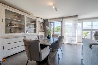 In het centrum van Evergem, Hoeksken stellen wij dit mooi en ruim appartement te koop. Het centrum, dichtbij winkels, scholen, markt op...