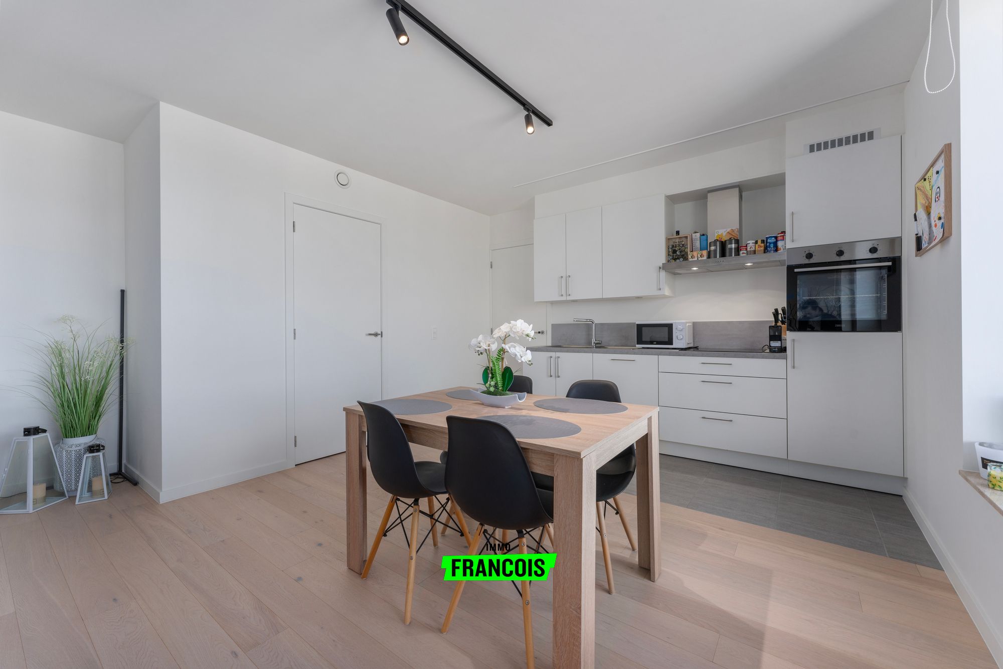 Recent 1-slaapkamerappartement met ondergrondse parkeerplaats in hartje Veurne! - foto 4