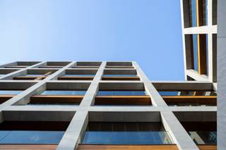 <p><strong>Uw assistentiewoning op toplocatie aan de Schelde</strong></p>
<p>In Residentie Schelde 21 ontdekt u moderne assistentiewoningen in een prestigieus nieuwbouwproject op Nieuw Zuid. Met een <strong>vanafprijs van €289.900</strong> combineert u een zorgeloze investering met een comfortabele woonoplossing voor vandaag én morgen.</p>
<p><strong>Troeven van dit aanbod</strong></p>
<ul>
<li><strong>Vanaf €289.900</strong></li>
<li>Terras met <strong>zijdelings Scheldezicht</strong></li>
<li>Volledig ingerichte keuken, internetaansluiting en wasvoorzieningen inbegrepen</li>
<li>Uitgebreide gemeenschappelijke faciliteiten: restaurant, cafetaria, wellness met sauna en zwembad, fitness, ontspanningsruimtes en groene buitenruimtes</li>
<li>Extra diensten beschikbaar op maat: huishoudhulp, boodschappenservice, kapper, manicure/pedicure, klusjesdienst</li>
<li>Dienstcomponent: 4,10 euro per dag.</li>
<li>Zorgbeheerder Paloma</li>
</ul>
<p><strong>Ligging</strong></p>
<ul>
<li>Gelegen op <strong>Nieuw Zuid</strong>, een van de meest begeerde stadsontwikkelingen in Antwerpen</li>
<li>Aan de Scheldekaaien, met zicht op de rivier en op wandelafstand van parken, winkels en horeca</li>
</ul>