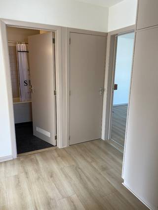 <p>Appartement gelegen  in een kleinschalige residentie te Wondelgem! In de nabijheid bevinden er zich winkels, scholen, commerciële handelszaken, openbaar vervoer, recreatie- en sportmogelijkheden alsook eetgelegenheden. </p><p>Indeling: inkomhal met vestiairekast - living  - keuken - twee slaapkamers  - badkamer - afzonderlijk toilet.<br />Er is ook nog een terras en garagebox voorzien bij het appartement evenals gemeenschappelijke autostaanplaats</p><p>Beschikbaar vanaf 1 januari 2027 | energiezuinig | Mobiscore: 8,5/10 </p><p>Vraag vandaag nu uw bezoek aan via onze website: https://www.vastgoeddevos.be/te-huur, klik het pand aan en klik vervolgens op "vraag hier uw bezoek aan". </p>
