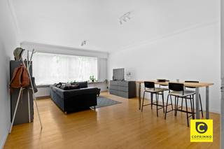 <p><span>Lichtrijk gelijkvloers met 1 slaapkamer en tuin aan 't Brilschanspark!</span><span><br /></span><span>Dit charmant gelijkvloers appartement bevindt zich in een kleinschalig en prima onderhouden gebouw pal tegenover het prachtige Brilschanspark. Een unieke kans voor wie graag in een groene en rustige omgeving woont, op een boogscheut van het bruisende stadsleven. Op deze toplocatie zijn winkels, scholen, horeca, sportfaciliteiten, invalswegen en openbaar vervoer steeds vlakbij. Ook de tuin is een enorme troef, ideaal voor de huisdieren en voor al wie groene vingers heeft. Het </span><span>appartement is momenteel verhuurd, een buitenkans voor wie op zoek is naar een goede investering, maar uiteraard is eigen bewoning ook steeds mogelijk. </span></p><p><span><br /></span><span>Inkomhal, leefruimte & keuken:</span></p><p><span>Via de aparte inkomhal met ingemaakte vestiaire komt u bij de leefruimte. De schitterende natuurlijke lichtinval accentueert het magnifieke uitzicht over de natuurpracht van het Brilschanspark. Elementen zoals de statige moluren en de authentieke gemarmerde venstertabletten dragen bij tot het karakter van het appartement, terwijl de elektrische rolluiken, de Fiber-klaarheid en de videofonie dan weer het praktische aspect en het hedendaagse comfort belichten. De grote keuken ligt aanpalend de tuin en is voorzien van een gasfornuis met oven, dampkap, koelkast en vaatwasser. Toekomstgericht kan u de keuken evt. in de woonkamer implementeren om hier een 2e slaapkamer van te maken. </span></p><p><span> </span></p><p><span>Slaapkamer, badkamer & toilet:</span></p><p><span>Ook de ruime slaapkamer kijkt uit op de tuin en beschikt net zoals heel het appartement over elektrische rolluiken. Uw privacy alsook uw nachtrust is gegarandeerd. De badkamer met mechanische ventilatie herbergt een douche, wasmeubel, spiegelkast en de aansluitingen voor wasmachine en droogkast. Het toilet is apart ondergebracht.</span></p><p><span> </span></p><p><span>Tuin, kelder & autostaanplaats:</span><span><br />U heeft zowel het genot van een leuke voortuin alsook van een omvangrijke en zonnige achtertuin. Deze is overigens volledig omheind en leent zich perfect voor uw huisdieren, (klein)kids en uiteraard ook om naar hartenlust te tuinieren. Hier kan u ook geheel tot rust komen na een drukke werkdag of samen met uw familie en vrienden genieten van een lekker BBQ. Een privatieve kelder is inbegrepen. Om de hoek (Florent Bauduinstraat) is er een overdekte staanplaats die aangekocht dient te worden (€ 16.500). Een extra luxe en zeker ook handig om de fietsen veilig binnen te stallen.</span></p><p><span><br /></span><span>Extra troeven:</span></p><p><span>- Toplocatie (Mobiscore 9,3/10)</span></p><p><span>- Elektriciteit conform</span></p><p><span>- Dakisolatie 10 cm PIR</span></p><p><span>- Dubbele en deels HR++ ramen</span></p><p><span>- Asbestveilig</span></p><p><span>- Individuele verwarming</span></p><p><span>- Lichtrijk en groen uitzicht<br />- Kelder</span></p><p><span>- Autostaanplaats</span></p><p><span> </span></p>