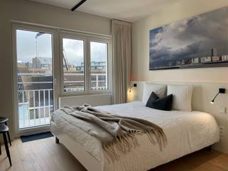 <p><span>Appartement spacieux et accueillant dans un emplacement de choix à Ostende.</span></p><p><span> </span></p><p><span>Cet appartement spacieux et bien entretenu est situé sur la Koninginnelaan à Ostende, à quelques pas du front de mer, de l'arrêt de tramway et de diverses commodités.</span></p><p><span>Grâce à cette situation centrale, vous pouvez profiter du meilleur de la côte : détente au bord de la mer, magasins et transports en commun à proximité.</span></p><p><span> </span></p><p><span>Depuis l'appartement, vous bénéficiez également d'une belle vue latérale sur la mer.</span></p><p><span> </span></p><p><span>L'appartement est loué entièrement meublé et équipé, vous pouvez donc emménager immédiatement et profiter de votre séjour sans soucis.</span></p><p><span>La domiciliation n'est pas possible.</span></p><p><span> </span></p><p><span>Avantages :</span></p><ul><li><span>Appartement spacieux</span></li><li><span>Excellente situation</span></li><li><span>Efficacité énergétique</span></li><li><span>Equipé et meublé</span></li><li><span>Cave disponible</span></li><li><span>Vue latérale sur la mer</span></li></ul><p><span> </span></p><p><span>Disposition :</span></p><ul><li><span>Hall d'entrée spacieux, cuisine (plaque de cuisson à induction, lave-vaisselle, four, réfrigérateur avec 2 compartiments de congélation), débarras avec lave-linge et sèche-linge, chambre 1 avec salle de douche attenante, chambre 2 avec salle de douche attenante</span></li></ul><p><span> </span></p><p><span>Informations :</span></p><ul><li><span>Loyer : € 1.150 + € 75 charges communes + € 42 internet = € 1.267 par mois</span></li><li><span>Garantie de loyer : 3 mois</span></li><li><span>Frais supplémentaires : part du locataire dans la description du lieu</span></li><li><span>Disponibilité : immédiate </span></li><li><span>EPC : B</span></li><li><span>Pas de domicile</span></li></ul><p><span> </span></p><p><span>Intéressé(e) ? Contactez notre bureau au 09 227 08 90 ou à yana@heritagevastgoed.be</span></p><p><span> </span></p><p><span> </span></p><p><span> </span></p><p><span> </span></p>