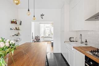<p><span>Achter deze authentieke en charmante gevel schuilt een verrassend ruime woning die in 2015 volledig werd </span><span>gerenoveerd</span><span>. Dankzij het </span><span>EPC-label B</span><span> en de </span><span>conforme elektrische keuring</span><span> geniet je hier van een energiezuinige en zorgeloze thuis.</span></p><p><span>De huidige indeling met </span><span>twee volwaardige leefentiteiten</span><span> maakt deze woning bijzonder veelzijdig en </span><span>flexibel</span><span> in gebruik. Ze leent zich perfect voor </span><span>kangoeroewonen, inwonende familie of een groot samengesteld gezin</span><span>, maar biedt tegelijk interessante mogelijkheden voor wie </span><span>wonen en werken</span><span> wil combineren.</span></p><p><span>De gelijkvloerse verdieping werd vandaag ingericht als volwaardige woonentiteit en beschikt over een gezellige woonkamer met open keuken, 1 à 2 slaapkamers, een badkamer en een aparte berging. Dankzij deze praktische indeling kan deze verdieping echter ook perfect dienen als praktijkruimte, kantoor of ruimte voor een vrij beroep aan huis. De verschillende ruimtes laten een flexibele invulling toe, afgestemd op de eigen noden en activiteiten. De renderbeelden illustreren één van de vele mogelijke inrichtingen van het gelijkvloers.</span></p><p><span>Extra troef is de aangename </span><span>zuidoostgerichte koer</span><span>, waar je in alle rust van de zon kan genieten. Achteraan bevindt zich bovendien een ruime </span><span>garage/polyvalente ruimte</span><span>, ideaal als hobbyruimte, atelier, opslagplaats of bijkomende werkruimte.</span></p><p><span>Op de eerste verdieping geniet je van een lichtrijke woonkamer met open, volledig uitgeruste keuken en directe toegang tot het zonnige zuidoostgerichte terras. De tussenverdieping omvat een moderne badkamer en een afzonderlijk gastentoilet. Op de bovenverdieping bevinden zich drie volwaardige slaapkamers.</span></p><p><span>Daarnaast beschikt de woning over een ruime </span><span>kelder</span><span>, bijzonder praktisch als extra stockage-, was- of voorraadruimte.</span></p><p><span>Gelegen in de gegeerde Kruishofstraat in Wilrijk bevindt deze woning zich nabij winkels, scholen, openbaar vervoer, belangrijke invalswegen en Antwerpen centrum.</span></p><p><span>Kortom: een instapklare en veelzijdige woning met karakter, ruimte en een flexibele indeling, ideaal voor wie comfortabel wil wonen met extra mogelijkheden op het gelijkvloers.</span></p>