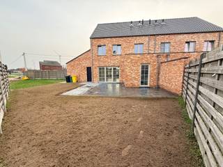 Grote halfopen bebouwing te huur met tuin, ruime leefruimte, garage, en 4 slaapkamers.