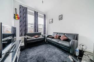 <p>Informatie & bezoeken: anastasia.s@weinvest.be | 02 315 77 22</p>
<p>Op een steenworp van het Kanaal van Brussel en op slechts enkele minuten van het stadscentrum biedt We Invest dit volledig verhuurde opbrengsteigendom aan. Een ideale investering voor wie op zoek is naar een pand met een onmiddellijk rendement in de sterk groeiende gemeente Sint-Jans-Molenbeek.</p>
<p>Het gebouw is verdeeld over drie verdiepingen en bestaat uit zes appartementen met één slaapkamer, die allemaal momenteel verhuurd zijn. Hierdoor geniet u onmiddellijk van een stabiele huurinkomst vanaf de aankoop.</p>
<p>Daarnaast kunnen optioneel twee handelsruimtes op het gelijkvloers worden aangekocht, wat extra rendement en een interessante spreiding van de huuropbrengsten mogelijk maakt.</p>
<p>Technisch biedt dit gebouw een zorgeloze investering:</p>
<ul>
<li>Conforme elektrische installatie;</li>
<li>Volledig verhuurd gebouw.</li>
</ul>
<p>EPC: E – CO₂-uitstoot: 49 kg/m²/jaar – Primair energieverbruik: 248 kWh/m²/jaar.</p>
<p>Het pand biedt een bruto rendement van 6,93%, met een jaarlijkse huuropbrengst van ongeveer €69.000.</p>
<p>Dankzij de strategische ligging, vlak bij winkels, openbaar vervoer, scholen en de belangrijkste invalswegen, vormt dit opbrengsteigendom een uitstekende opportuniteit voor investeerders die hun vastgoedportefeuille willen uitbreiden.</p>
<p>Een zeldzame investeringskans die u niet mag missen.</p>