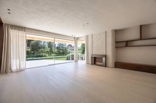 FENOMENALE nieuwbouwvilla afgewerkt met TOP materialen, zwembad en een autolift, gelegen op één van de meest EXCLUSIEVE plaatsen in het ZOUTE. Deze adembenemende villa gelegen op een fantastische ligging en heeft een bewoonbare oppervlakte van maar liefst 613 m². Indeling: Royale inkomhal met vestiairekasten en gastentoilet. Uiterst gezellige living met open-haard, eetkamer, een prachtige keuken voorzien van alle nodige toestellen, knusse zithoek en een praktische bijkeuken voorzien van ingemaakte kasten. De villa beschikt over grote raampartijen die uitgeven op de mooi aangelegde tuin met zonneterrassen en verwarmd zwembad.<br />Via een personenlift is de eerste verdieping bereikbaar en is er de masterbedroom met dressing, ingemaakte kasten en een SUPER gezellige badkamer met dubbele inloopdouche en ligbad. Verder zijn er nog 3 volwaardige slaapkamers, telkens met dressing, ingemaakte kasten en een bijhorende badkamer. Ruime overloop of bureauruimte. Op de tweede verdieping bevindt zich de 5e slaapkamer met bijhorende badkamer en aparte toilet. Mogelijk tot 6e en 7e slaapkamer.<br />De villa is volledig onderkelderd en biedt een autolift de toegang tot de ondergrondse garage met ruimte voor 5 wagens, wasplaats, fietsenberging en fitnessruimte/bar.<br />Deze ongelooflijke villa is exclusief te bezichtigen op afspraak 0479 22 68 72.