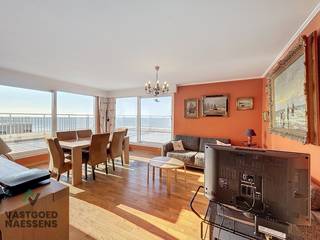 Deze unieke penthouse is gelegen op de 9de verdieping van de residentie "BYBLOS", de residentie bevindt zich op de Zeedijk van Mariakerke waardoor het appartement over een fenomenaal zicht beschikt. Het terras van maar liefst 80m² is ZW-georiënteerd waardoor u elk moment van de dag kan genieten van de zon. Vanuit elke ruimte is er een schitterend zicht op zee. Het appartement zelf vereist enkele opfriswerken maar kan omgebouwd worden naar een topper. De woonkamer beschikt over kamerhoge ramen en enorm veel lichtinval. De gesloten keuken is voorzien van alle toestellen, mogelijkheid tot het creëren van een open keuken. Er zijn 2 slaapkamers (ZW-kant). Verder beschikt het appartement over een afzonderlijk toilet en een vernieuwde badkamer met inloopdouche. De residentie verkeert in uitstekende staat, alles werd reeds vernieuwd! Een aanbieding als deze komt zelden op de markt! Mogelijkheid tot aankoop standplaats in de ondergrond van het gebouw (30.000EUR)