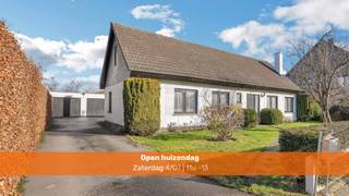 <p>OPEN HUIZEN DAG zaterdag 4/07 - Op een goede en centrale ligging in Welle bevindt zich deze solide bungalow met een vlotte bereikbaarheid. Winkels, scholen en openbaar vervoer bevinden zich op korte afstand. Het treinstation van Denderleeuw bereikt men in enkele minuten rijden en de oprit van de E40 bevindt zich op ongeveer 10 minuten, wat zorgt voor een uitstekende verbinding. De woning werd <strong>steeds zorgvuldig onderhouden</strong>, maar dient te worden gerenoveerd. Dit biedt de ideale kans om hier een tijdloze bungalow te creëren, volledig naar eigen smaak en noden. Het <strong>gelijkvloers </strong>omvat een inkomhal, <strong>ruime en lichtrijke leefruimte</strong>, keuken, berging/wasplaats, bureau, <strong>één slaapkamer</strong> en bijkomende bergruimte. Op de <strong>verdieping</strong> bevinden zich een ruime nachthal en <strong>twee slaapkamers</strong>. Een woning met <strong>veel potentieel, ruimte en een sterke ligging</strong>, ideaal voor wie op zoek is naar een bungalow met renovatiemogelijkheden. Daarnaast beschikt het pand over een <strong>ruime garage met plaats voor twee wagens, een brede oprit, voortuin, terras en een ruime tuin met vijver. </strong>Buitenschrijnwerk in hout met dubbel glas - Airconditioning aanwezig - Geen renovatieplicht</p><p></p><p>De vermelde prijs betreft een richtprijs. De verkoper behoudt zich het recht voor om elk bod, ongeacht de hoogte ervan, te aanvaarden of te weigeren. Bieden kan vanaf 435 000€ met een vraagprijs van 449 000€.</p>
