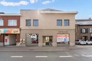 <p><span>Handelspand op perfecte locatie met enorme visibiliteit!</span></p><p><span> </span></p><p><span>Belangrijkste troeven:</span></p><p><span>- Centrale ligging in Balen centrum</span></p><p><span>- Perfecte commerciële locatie met enorme visibiliteit langs drukste baan van Balen</span></p><p><span>- Mooie handelsruimte van 111m2</span></p><p><span>- Gelijkvloers</span></p><p><span>- Reeds ingericht met inbouwkasten</span></p><p><span>- Pand reeds voorzien van nieuwe ramen en gasketel</span></p><p><span>- Veel mogelijkheden dankzij L-vormige indeling</span></p><p><span>- Terras aanwezig</span></p><p><span>- Achterliggend appartement 199m2 ook te koop indien gewenst</span></p><p><span> </span></p><p><span>Wenst u meer info of een vrijblijvende bezichtiging, contacteer dan ons kantoor op het nummer 014 39 99 99 en wij helpen u graag verder.</span></p>