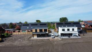 Deze rustig gelegen alleenstaande nieuwbouwwoning met prachtig zicht op de velden heeft een bewoonbare oppervlakte van 195 m² en is gelegen op een grondoppevlakte van 3245 m², bestaande uit:<br /><br />Gelijkvloers: inkomhal - toilet - lichtrijke living met open ingerichte keuken en prachtig uitzicht op de uitgestrekte tuin - ruime berging - wasplaats - technische ruimte - zéér grote tuin met zicht op de velden. <br /><br />Op verdiep 1: nachthal - toilet - berging - badkamer - 3 slaapkamers. <br /><br />Deze moderne woning wordt wind- en waterdicht verkocht.<br /><br />troeven van deze woning:<br /><br />- rustige centrale ligging<br />- energiezuinig<br />- kwalitatief en duurzaam <br />- zicht op de velden <br />- ruim perceel <br /><br />EPC: Woning in aanbouw<br /><br />Prijs 430 0000 € (exclusief registratierechten op de bouwgrond, exclusief BTW op de constructie en aansluitingskosten).<br /><br />Deze woning kan ook afgewerkt verkocht worden, dan is de prijs 530 0000 € (exclusief registratierechten op de bouwgrond, exclusief BTW op de constructie en aansluitingskosten).
