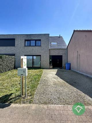 Deze woning bevat op het gelijkvloers: Oprit - voortuin - inkomhal met ingebouwde kasten - apart toilet - ruime woonkamer - open keuken - wasplaats/berging - terras - tuin. <br />Op het eerste verdiep hebben we: een afzonderlijk toilet - 3 slaapkamers - badkamer met inloopdouche en ligbad.<br /><br />Huurprijs: 1.075,00€/mnd.<br />Beschikbaar vanaf 1/10/2026<br />EPC-label B