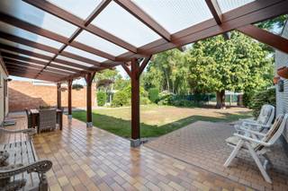 <p>Centraal gelegen nabij centrum Nijlen met achteraan groen uitzicht over weilanden.</p><p>Indeling: inkomhal, leefruimte op tegelvloer met haard, ingerichte ruime leefkeuken, vernieuwde badkamer met douche en dubbele lavabo, 3 slaapkamers op parketvloer, berging en gastentoilet.<br />Via vlizotrap: toegang naar ruime zolder met geïsoleerde zoldervloer onder vernieuwd dak (2016).<br />Volledig onderkelderd (ideaal als opslagruimte/hobbykamers/...), ruime garage met elektrische poort en waskamer achteraan met douche.<br />Overdekt terras, aangelegde tuin met achteraan extra berging.</p><p>Extra's:<br />- EPC 365kWh/m2 (label D -&gt; geen renovatieverplichting)<br />- 10cm isolatie op zoldervloer, dak werd vernieuwd met leien in 2016<br />- asbestveilig (1 materiaal zorgvuldig te beheren)<br />- rolluiken<br />- zeer ruim perceel</p><p>Info/bezoek: 03/283 83 00 - noord@sinjoor.be</p>