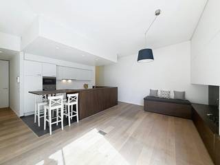 Gelegen binnen de kleine ring van Waregem, biedt dit prachtige appartement een uitzonderlijke woonbeleving. Dankzij de hoge plafonds en hoogwaardige afwerking, geniet u van een licht en ruimtelijk gevoel in elke ruimte.<br /><br />Het appartement beschikt over twee slaapkamers, een badkamer, een lichtrijke leefruimte met open keuken en een ruim terras. Daarnaast biedt dit appartement voldoende privacy en beschikt het over heel wat opbergruimte.<br /><br />Het gehele appartement is voorzien van een stijlvolle parketvloer en comfortabele vloerverwarming.<br /><br />INDELING:<br />Inkomhal met ingemaakte vestiaire - gastentoilet - beging met aansluiting wasmachine en droogkast - ruime leefruimte met open keuken - slaapkamer 1 - badkamer met inloopdouche, bad en lavabo - slaapkamer 2<br /><br />TROEVEN:<br />+ Ruim terras met ledverlichting<br />+ Lichtrijke leefruimte<br />+ Energiezuinig<br />+ Gelegen in stadsrand, nabij diverse invalswegen<br />+ Wijnfrigo aanwezig<br />+ grote berging in kelderverdieping <br />+ bio ethanol haard aanwezig <br /><br />Algemeen:<br />- Garagebox verplicht bij te huren: €60,00/maand<br />- Er wordt een voorschot van €110,00/maand gevraagd voor de kosten van water en gas (provisionele kosten), deze kosten worden jaarlijks afgerekend.<br /><br />De snelste manier om een bezoek te brengen aan deze woning?<br />Vraag je bezoek aan via de rode knop op onze website (www.dewaele.com) en je wordt gecontacteerd door onze makelaar.<br />Telefonisch kunnen er geen afspraken gemaakt worden.<br />Bij andere vragen kun je ons telefonisch contacteren via 056 605 605.