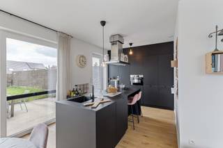 In een rustige, residentiële woonwijk in Rollegem vind je deze instapklare halfopen woning uit 2020. Dankzij een EPC-label, zonnepanelen, een lucht-luchtwarmtepomp en een ventilatiesysteem combineert deze woning hedendaags comfort met een bijzonder lage energiefactuur.<br /><br />Op het gelijkvloers word je verwelkomd door een lichtrijke leefruimte met aansluitende eetplaats en een volledig uitgeruste keuken. Grote raampartijen zorgen voor een vlotte overgang naar de zuidoostgerichte tuin. Een praktische berging en een inpandige garage vervolledigen dit niveau.<br /><br />Op de verdieping bevinden zich drie volwaardige slaapkamers en een badkamer met zowel ligbad als inloopdouche. Een tweede toilet zorgt voor extra gebruiksgemak.<br /><br />Met 140 m² bewoonbare oppervlakte op een perceel van 321 m² is dit een moderne, energiezuinige gezinswoning waar je enkel je koffers hoeft uit te pakken. Gelegen in een aangename woonwijk, vlot bereikbaar: Kortrijk op 6 km, de op- en afrit van de A17 om de hoek, en scholen, winkels en openbaar vervoer op wandelafstand.<br /><br />Interesse? Contacteer Belistate voor een bezichtiging.