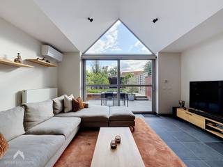 <p>Kwalitatief afgewerkte en energiezuinige woning nabij winkels, scholen, openbaar vervoer en belangrijke invalswegen. Het gelijkvloers omvat een praktische inkomhal met vestiaire en inbouwkast, apart gastentoilet, slaapkamer met eveneens ingebouwde kasten, een ruime leefruimte met veel natuurlijke lichtinval en een volledig uitgeruste open keuken. Daarnaast zijn er een badkamer met inloopdouche, een berging en wasruimte aanwezig. De aangelegde tuin met terras, tuinberging en zithoek vormt een aangename verlenging van de leefruimte. Op de verdieping bevinden zich nog twee volwaardige slaapkamers en een praktische bergzolder.</p>
<p>Extra troeven:</p>
<ul>
<li>Energiezuinig</li>
<li>Lucht-luchtwarmtepomp</li>
<li>Voorzien van 9 zonnepanelen</li>
<li>Conforme elektrische installatie</li>
<li>Verzorgde en aangelegde tuin</li>
<li>Riante lichtinval</li>
<li>Instapklaar</li>
<li>Centrale ligging nabij alle voorzieningen</li>
</ul>
<p>Deze woning is te koop ZONDER makelaar via het concept van Smart Houses! Wenst U verdere inlichtingen of bezoek? Contacteer rechtstreeks de eigenaar via +32497729605 bij voorkeur via whatsapp</p>