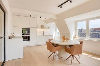 Dit HIGH-END GERENOVEERD hoekappartement met uniek zicht op de Augustijnenrei & 3 SLAAPKAMERS bevindt zich in hartje Brugge. Deze parel (4°V) werd 100% vernieuwd met de meest kwalitatieve TOPMATERIALEN en maakt deel uit v/e verzorgde residentie met lift. Dit stijlvol appartement (110m<sup>2</sup>) omvat: inkomhal met gastentoilet, LICHTOVERGOTEN leefruimte met prachtig uitzicht op de Augustijnenrei, nagelnieuwe open luxekeuken (o.a. toestellen Miele: inductiekookplaat met dampkap, oven, microgolfoven, vaatwas, ijskast met diepvriesvak, composiet werkblad, ...), 3 slaapkamers, luxe badkamer (voorzien van: inloopdouche met rainshower, lavabomeubel, toilet, handdoekdroger). Extra's: CV, dubbel glas, GOEDGEKEURDE elektriciteit, volledig geschilderd, incl. DESIGNverlichting (Dark), parket, stalen deur... Mogelijkheid tot aankoop van een autostaanplaats. Hier geniet je van rust, ruimte & luxe op een unieke ligging!