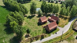 &#127807; WONING MET BIJGEBOUWEN &AMP; OMLIGGENDE GRONDEN &#127795;Unieke eigendom op een ruim perceel met meerdere bijgebouwen. Perfect voor wie op...