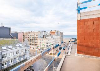 Résidence ZonZicht : Votre pied à terre sur la côte<br /> <br />Découvrez la résidence " ZonZicht ", un nouveau développement élégant dans le Zeelaan à Koksijde, à seulement une minute à pied de la plage. Le bâtiment, caractérisé par des lignes épurées et de grandes fenêtres, offre un maximum de lumière et une architecture intemporelle. La finition de haute qualité et l'utilisation de matériaux de qualité garantissent un confort de vie à long terme. <br /> <br />La résidence « ZonZicht » est idéale pour ceux qui recherchent une base confortable pour les vacances à Koksijde, avec une excellente accessibilité et la proximité du centre ville et de l'hôtel de ville, où de nombreuses activités ont lieu. En outre, ce projet constitue un investissement solide, avec des possibilités de location tant pour les vacances que pour toute l'année.<br /><br />Composition : Hall d'entrée avec espace garde-robe | Cuisine ouverte et entièrement équipée | Séjour ensoleillé donnant sur un balcon orienté ouest (6,33 m²) avec vue sur la mer sur le côté | Local de rangement avec possibilité de lave-linge | Salle de bain avec douche à l'italienne et lavabo dans le meuble | Toilette séparée avec lavabo |2 chambres donnant sur un balcon arrière (1,66 m²) | Cave privée | Abri à vélos commun | Espace poubelles commun.<br /> <br />Vivre à « ZonZicht », c'est profiter du confort, du style et d'une expérience côtière inégalée.