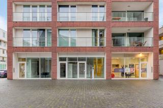 Ervaar wonen op topniveau in deze exclusieve business-penthouse op de vijftiende verdieping aan het Stapelhuisplein in Leuven. Hoog boven het bruisende stadscentrum geniet u van een adembenemend panoramisch zicht, zowel overdag als ’s avonds wanneer Leuven baadt in een zee van licht. Dit is thuiskomen in een harmonieuze combinatie van comfort, elegantie en functionaliteit. <br /><br />We betreden het gebouw via een ruime inkomhal, dewelke ons leidt naar de dubbele lift. Aangekomen op de vijftiende verdieping, vinden we het gemeubelde appartement terug. Het beschikt over twee ruime slaapkamers die volledige privacy garanderen, twee stijlvol afgewerkte badkamers met hoogwaardige materialen en een royale inloopdressing die is ontworpen voor wie houdt van overzicht en luxe. Het grote terras vormt een absolute troef: een unieke plek om te ontspannen, te genieten van de ochtendzon of lange avonden door te brengen in open lucht. Ook is er nog een handige wasberging en twee aparte toiletten.<br /><br />Dankzij de uitstekende ligging, vlak bij winkels, restaurants, openbaar vervoer en alle belangrijke verbindingen, woont u hier met alle voorzieningen binnen handbereik. Bent u op zoek naar een exclusieve woonervaring met klasse, comfort en een ongeëvenaard uitzicht? Dan is deze business-penthouse de ideale match. <br /><br />Ze is onmiddelijk beschikbaar en heeft geen gemeenschappelijke kosten.<br /><br />Contacteer ons vandaag voor meer informatie of een exclusieve bezichtiging via ben@sophimo.be of op 0468 58 04 09 !