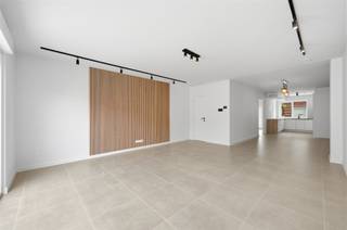 <p><span>In een stille éénrichtingsstraat (gratis parkeren), recht tegenover een rusthuis, ligt deze instapklare woning, waarvan de gevel is afgewerkt met witte sierpleister en een plint in blauwe hardsteen. Bij de totaalrenovatie met bouwvergunning, werden zelfs de tussenvloeren vervangen (beton). Het E-peil van 41 (A-label) werd bereikt dankzij nieuwe pvc ramen, superisolerend glas, warmtepomp, vloerverwarming, ventilatiesysteem, 6 zonnepanelen, etc. Subtiele details geven samen een degelijke indruk: elektrische rolluiken, videofoon, vloermatkader, trappen bekleed met tegels en wit geschilderde muren. De ruime leefruimte met open keuken (L-vorm) is volledig opengewerkt, met een groot schuifraam naar  het betegelde terras en de deels overdekte, onderhoudsvriendelijke tuinzone. De luxueuze U-vormige keuken,  beschikt over witte fronten met houtlook en kasten tot aan het plafond.  Afgezien van een Franke-dampkap, spotten we allemaal apparaten van Samsung:  kookplaat, oven, combi-microgolf en vaatwasser. De badkamer omvat een inloopdouche met regenfunctie en nis, een acryl ligbad, een dubbel badkamermeubel met houtlook, een brede spiegel en twee kolomkasten. De 2 aparte hangtoiletten met handwasmeubel vormen een bijkomend pluspunt. In de drie ruime kamers (laminaat) is telkens internet beschikbaar. De kamer op de tweede verdieping, beschikt als grote master bedroom over twee dakkapellen, ingemaakte kasten en afwerking tot in de nok.</span></p><p><span> </span></p>