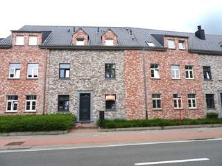 <p>Een gelijkvloers appartement in het centrum van Brecht bestaande uit woonkamer, open en ingerichte keuken (oven, vaatwasser, koelkast, vaatsteen, keramische kookplaat, kastjes), badkamer, 2 slaapkamers, bergplaats/wasplaats, ondergrondse garagebox, tuin met terras.</p>
