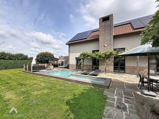 <p>Instapklare villa op 1268m² in een rustige doodlopende straat nabij het centrum. De woning beschikt over een ruime inkomhal met vestiaire en gastentoilet, een bureau met wachtruimte, een lichtrijke leefruimte met open mezzanine en haard, een eethoek en een ruime leefkeuken voorzien van alle comfort met directe toegang tot de tuin met royaal terras en verwarmd zwembad. Verder is er nog een berging, wasplaats, kelder en inpandige garage met douchekamer aanwezig. Op de verdieping bevinden zich 3 ruime slaapkamers, een verzorgde badkamer met ligbad, douche en dubbele lavabo, een apart toilet en een hobbykamer met toegang tot de grote zolder die kan worden ingericht als extra slaapkamer of mancave.</p>
<p>Extra troeven:</p>
<ul>
<li>30 zonnepanelen (nog 6 jaar groenestroomcertificaten à €250)</li>
<li>Zwembad met warmtepomp</li>
<li>Camerabewaking en videofonie</li>
<li>Regenwaterput van 10.000 liter</li>
<li>Conforme elektrische installatie</li>
<li>Natuurstenen vloer</li>
<li>Afzonderlijke garage/werkruimte van 40 m²</li>
<li>Grote oprit</li>
<li>Rustige doodlopende straat</li>
<li>Vlotte verbinding naar de ring en autosnelweg</li>
</ul>
<p></p>
<p>Te koop zonder makelaar via Smart Houses. Wenst u meer informatie of een bezoek? Contacteer rechtstreeks de eigenaar via <span>+32473684610</span></p>
