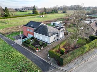 <p><b><u>Rustig gelegen, halfopen Bungalow met véél potentieel!</u></b><br /><br />In de charmante Faluintjesgemeente <span><span>Moorsel</span></span> stellen wij u deze uitzonderlijk ruime bungalow in halfopen bebouwing voor. Gelegen in een bijzonder rustige en groene omgeving, omringd door uitgestrekte velden en natuur, geniet u hier van absolute sereniteit, terwijl u toch vlot verbonden bent met de omliggende dorpen zoals <span><span>Herdersem</span></span> en <span><span>Wieze</span></span>.</p>
<p><strong>Gelijkvloers wonen – een grote troef</strong><br />Met maar liefst <strong>185 m² bewoonbare oppervlakte volledig op het gelijkvloers</strong> biedt deze woning een zee aan ruimte en optimaal wooncomfort. Alles bevindt zich op één niveau, wat deze bungalow bijzonder praktisch en toekomstgericht maakt.</p>
<p>De woning verwelkomt u via een <strong>riante inkomhal</strong> die overgaat in een ruime nachthal. De lichtrijke leefruimte is vandaag ingedeeld in een gezellige zithoek en een eetkamer, waar grote raampartijen zorgen voor een aangename connectie met de tuin.</p>
<p>De <strong>geïnstalleerde keuken</strong> kijkt uit én geeft toegang tot <strong>een gezellige veranda</strong>, ze beschikt ook over een aparte, afgesloten berging – ideaal voor extra stockage.</p>
<p>Verder vindt u:</p>
<ul>
<li>
<p>Een badkamer met lavabo en meubel, toilet en ligbad</p>
</li>
<li>
<p><strong>Drie ruime tot zeer ruime slaapkamers</strong></p>
</li>
<li>
<p>Een inpandige garage met extra apart toilet en voorziening voor wasmachine en droogkast</p>
</li>
<li>
<p>Een bijkomende afgesloten bergruimte aansluitend aan de garage, eveneens bereikbaar via de tuin – uiterst praktisch!</p>
</li>
</ul>
<p><strong>Buitenruimte en extra troeven</strong><br />Rechts van de woning bevindt zich een oprit die toegang geeft tot de garage en de tuin. De tuin biedt rust en privacy, met bovendien een tuinhuis voor extra opbergruimte.</p>
<p>Als kers op de taart beschikt deze woning over een <strong>zeer ruime en nette zolder van maar liefst 50 m²</strong>, die tal van mogelijkheden biedt (hobbyruimte, extra kamers, bureau, …).<br /><br /><strong>Zonnepanelen!</strong></p>
<p><strong>Ligging</strong><br />Deze bungalow geniet van een uiterst rustige ligging in het landelijke Moorsel, midden in het groen en toch nabij een belangrijke verbindingsweg tussen Moorsel, Herdersem en Wieze. Het dorpscentrum van Moorsel met zijn faciliteiten bevindt zich op korte afstand, waardoor u hier het beste van twee werelden combineert: rust én bereikbaarheid.</p>
<p>Een ideale woning voor wie op zoek is naar ruimte, comfort én een groene, rustige omgeving.</p>
<p>Interesse? Contacteer uw vastgoedkantoor KURTIMMO voor een bezoek en ontdek zelf het potentieel van deze ruime bungalow! 0476/076993 OF info@kurtimmo.be</p>